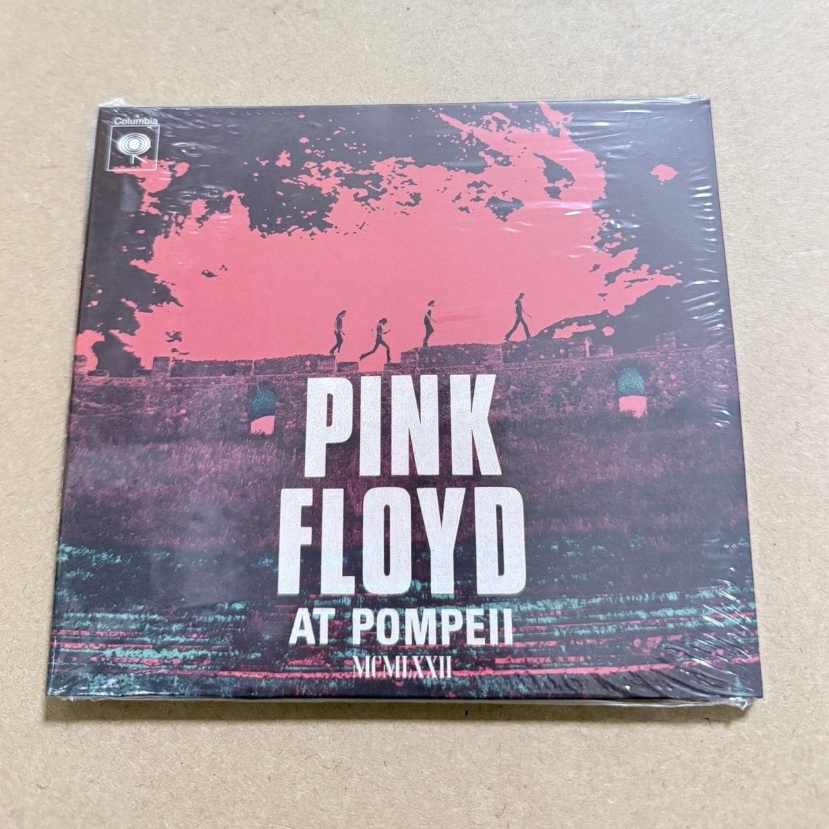 Live Rock - 西洋クラシックロックのライブ音楽CD。レトロな赤色を基調としたアートイラストのジャケット。壮大な雰囲気のロックヒット曲集。